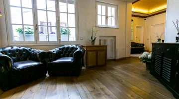 Gemeinsames Wohnzimmer mit Sofa und Sessel