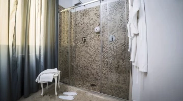 Bathroom with two-seater shower cubicle