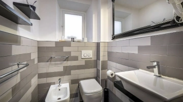 Bagno con rivestimenti moderni