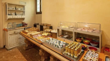 Süßes und herzhaftes Frühstücksbuffet