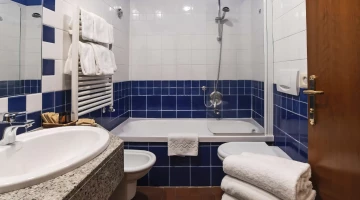Badezimmer mit Badewanne und Annehmlichkeiten