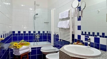 Badezimmer mit Annehmlichkeiten, Badewanne und Dusche