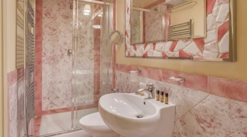 Bagno in marmo rosa con box doccia