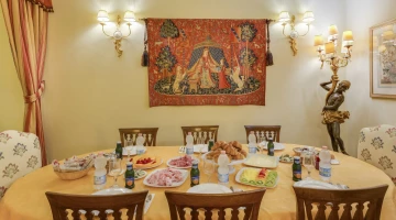 Tavolo allestito per la colazione