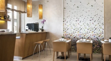 Breakfast room and bar