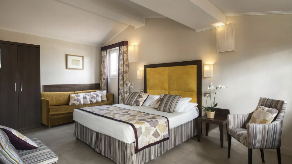 Superior double room with armchair and sofa