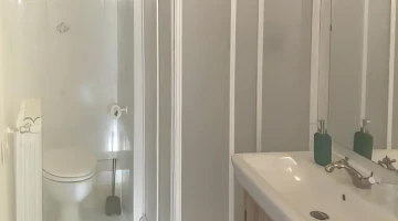 Badezimmer mit Dusche