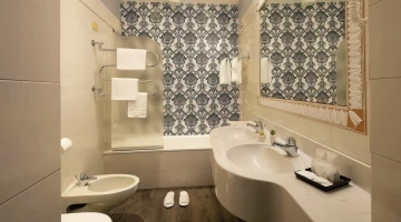 Bagno con vasca e doccia