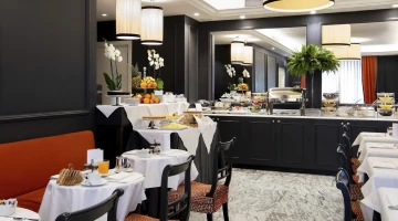 Breakfast room with buffet