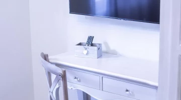 TV LCD par satellite et bureau dans la chambre