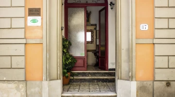 Entrance to hotel il bargellino