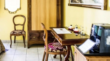 Schreibtischecke und Kaffeemaschine im Zimmer