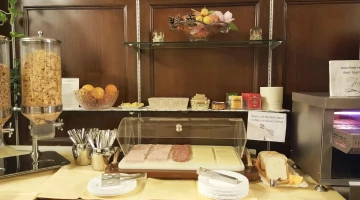 Frühstücksbuffet mit Aufschnitt und Käse