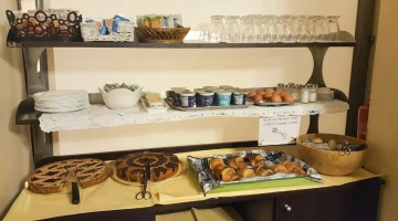 Frühstücksbuffet mit süßen Produkten