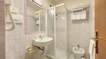 Badezimmer mit Duschkabine