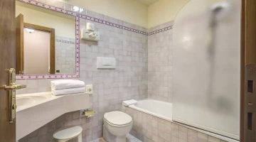 Badezimmer mit Badewanne und Handtuchset