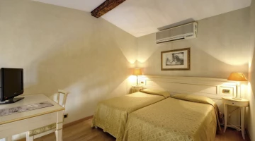 Double room with TV and air conditioning