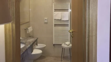 Bathroom with towel set
