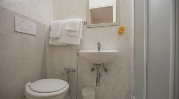 Bagno con box doccia