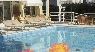 Swimming pool with solarium