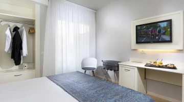 Chambre double confort avec TV et bureau