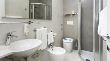 Salle de bain privée avec cabine de douche