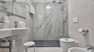Salle de bain avec cabine de douche