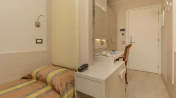 Chambre simple avec bureau