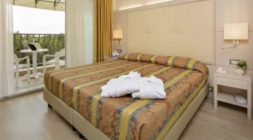 Chambre double supérieure avec balcon meublé