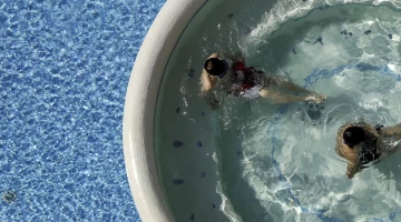 Bain à remous dans la piscine