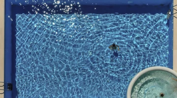 Vue aérienne de la piscine et du bain à remous