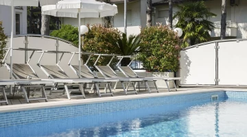 Piscine saisonnière avec solarium