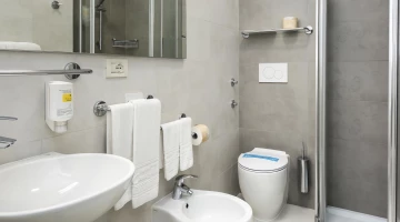 Salle de bain privée avec cabine de douche