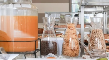 Jus et céréales pour le petit-déjeuner