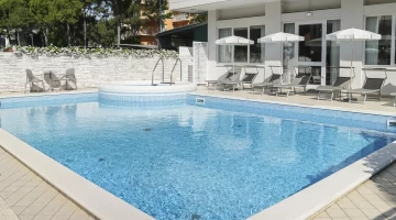 Piscine saisonnière avec bain à remous