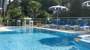 Swimming pool with solarium