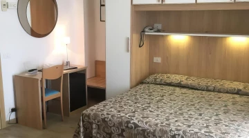 Standard double room with desk
