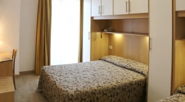 Standard triple room with desk