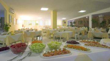 Restaurantraum mit Beilagenbuffet
