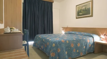 Doppelzimmer mit Schreibtisch
