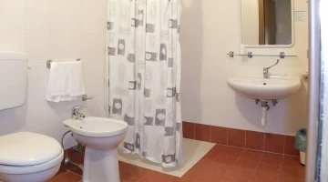 Privates Badezimmer mit Dusche