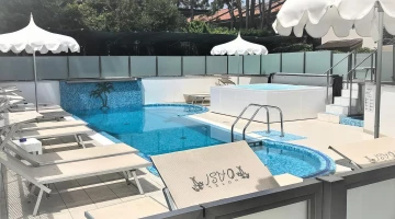 Swimming pool with solarium