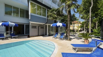 Lettini a bordo piscina