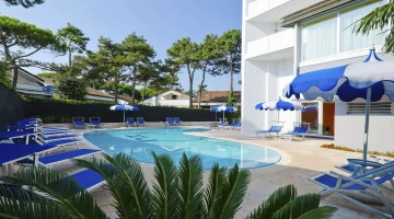 Zona piscina con solarium