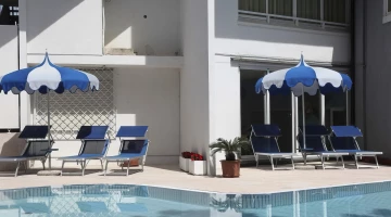 Ombrelloni e lettini a bordo vasca