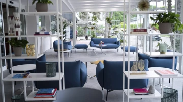 Außenbereiche mit Sofas ausgestattet