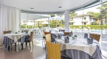 Restaurantraum mit Blick auf den Pool