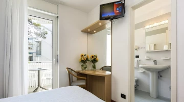 Einfaches Doppelzimmer mit Balkon und eigenem Bad