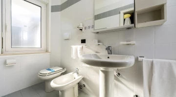 Privates Badezimmer mit an der Wand befestigtem Haartrockner