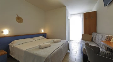 Einfaches Doppelzimmer mit Balkon und Sofa
